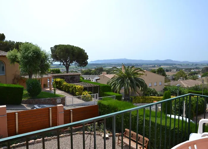 Casa Con Piscina Privada Y Jardin Cerca De La Playa En - Es-323-6 *